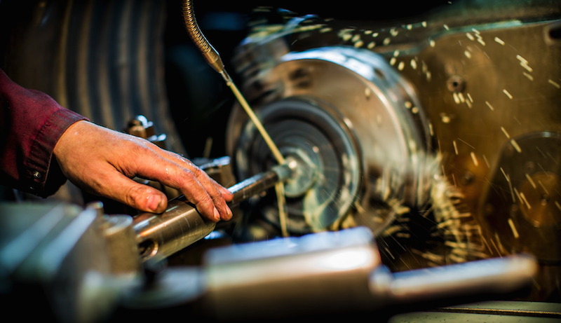 Bearbeitung eines Metallteils an einer Drehmaschine